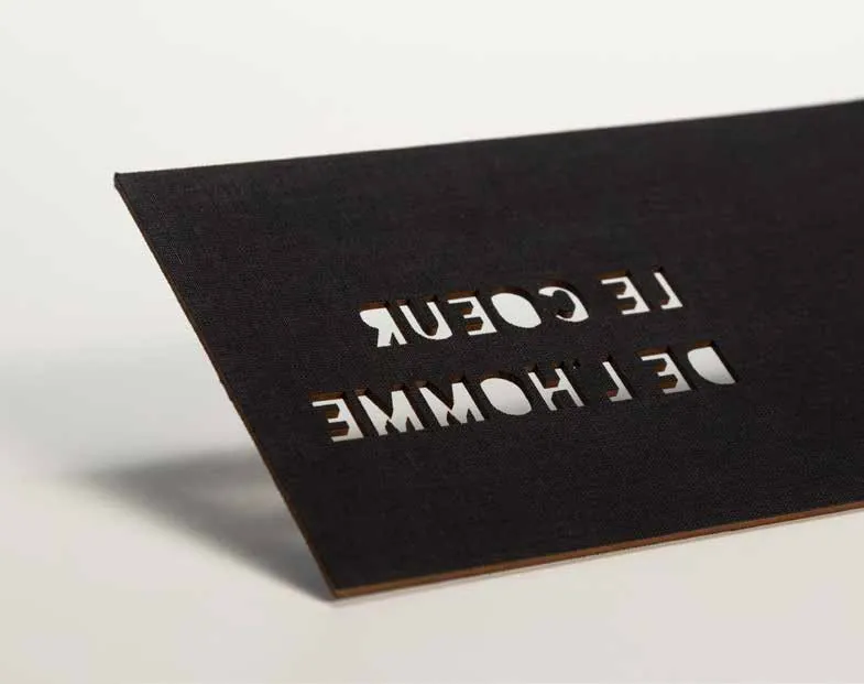 Couverture rigide noire gravée « Le cœur de l’homme », en reflet.