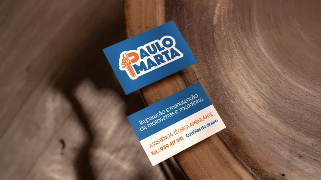 Cartes d’affaires du logo, posées sur du bois, avec le texte « Assistência técnica ambulante ».