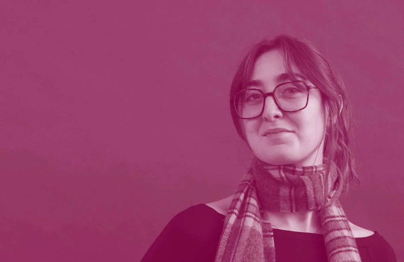 Portrait de Florimel Girard, lunettes et foulard, en teinte bordeaux.