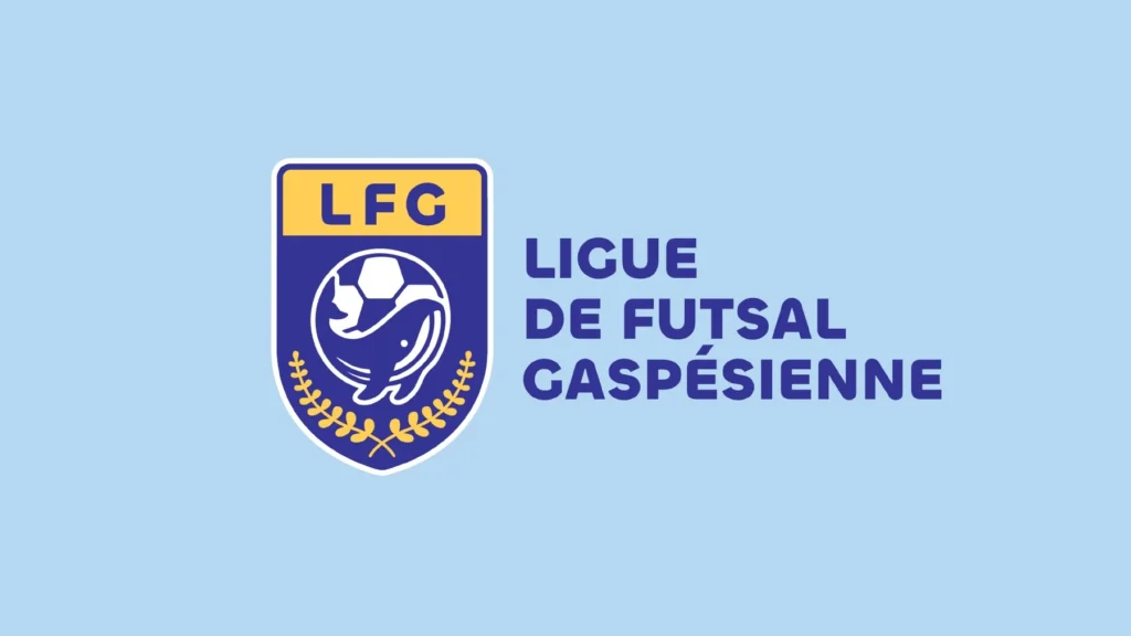 Logo principal de la Ligue de futsal gaspésienne : écusson bleu et jaune avec un ballon et une baleine, à côté du nom de la ligue, sur fond bleu pâle.